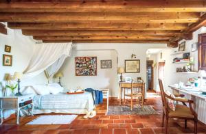 - une chambre avec un lit et un bureau dans l'établissement 5 bedrooms villa with private pool and enclosed garden at Domingo Garcia, à Domingo García