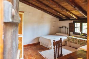 um quarto com uma cama e uma mesa num quarto em 5 bedrooms villa with private pool and enclosed garden at Domingo Garcia em Domingo García