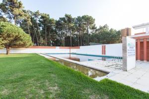 una piscina de agua en un patio junto a una valla en Flat at the beach, en Viana do Castelo
