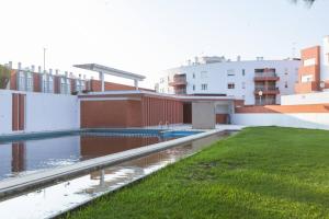una piscina al lado de un edificio en Flat at the beach, en Viana do Castelo