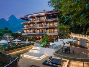 una vista aérea de un hotel con piscina en Yangshuo River Lodge Hotel en Yangshuo