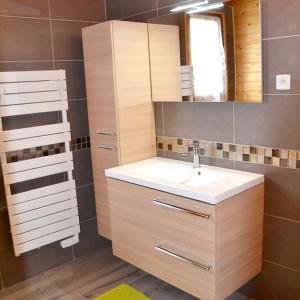 Ένα μπάνιο στο Chalet charmant à Saint-Gènes-Champespe avec parking privé