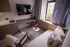 TV a/nebo společenská místnost v ubytování Bloom Suites