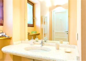 Ένα μπάνιο στο Bright Apartment in Minervino di Lecce with Shared Pool