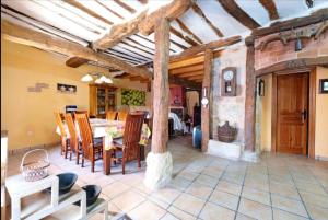 A restaurant or other place to eat at 6 bedrooms house with wifi at Llano de Bureba