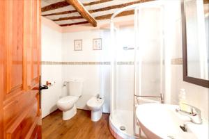 Un baño con inodoro, ducha y lavabo. en Spacious House in Llano de Bureba with Fireplace & Mountain View, en Llano de Bureba 18 fotos más