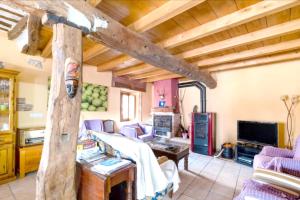 una sala de estar con techos de madera y sillas moradas. en 6 bedrooms house with wifi at Llano de Bureba, en Llano de Bureba