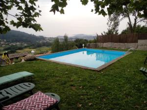 - une piscine dans la cour d'une maison dans l'établissement 5 bedrooms property with private pool and wifi at Nande 5 km away from the beach, à Donas