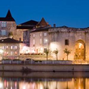コニャックにあるAppartement contemporain à Cognac, 50 m² - Parking.の夜の水の隣の建物