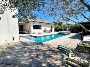 una piscina en un patio trasero con una casa en grande villa, piscine chauffée, proche Bordeaux, en Lignan-de-Bordeaux