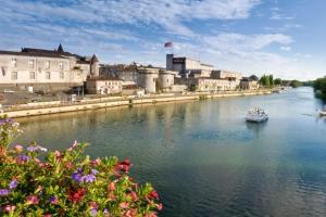 コニャックにあるAppartement contemporain à Cognac, 50 m² - Parking.の市の前の川上船 +8枚の写真