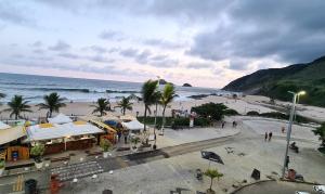 a view of a beach with a restaurant and the ocean at Ap Carioca in Rio de Janeiro