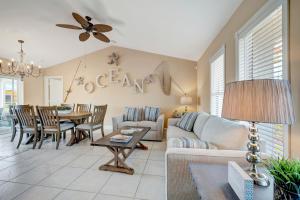 uma sala de estar com um sofá e uma mesa em Marco Beach Escape em Marco Island