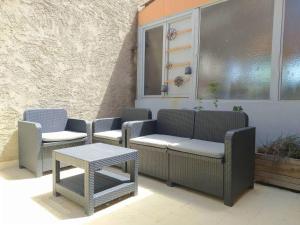 Posezení v ubytování Appartement spacieux avec grand patio, 1er étage + 11 fotografií