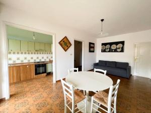 ein Wohnzimmer mit einem Tisch und einem Sofa in der Unterkunft Homiday - Sanpà 23 in Pineto
