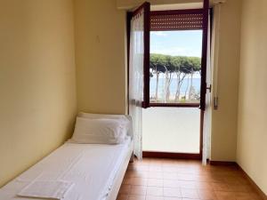 Schlafzimmer mit einem Bett und einem Fenster mit Meerblick in der Unterkunft Homiday - Sanpà 23 in Pineto