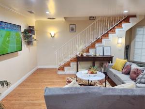 een woonkamer met een bank en een tv bij Guest House with Amazing views and Sauna in Monterey Park