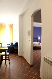 sala de estar con mesa y habitación con cama en 2 bedrooms appartement with enclosed garden and wifi at Nicolosi, en Nicolosi