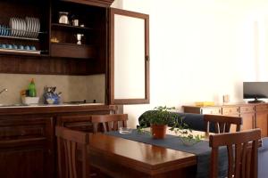 cocina con mesa con sillas y ventana en 2 bedrooms appartement with enclosed garden and wifi at Nicolosi, en Nicolosi