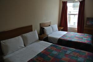 Postel nebo postele na pokoji v ubytování Carlton Hotel