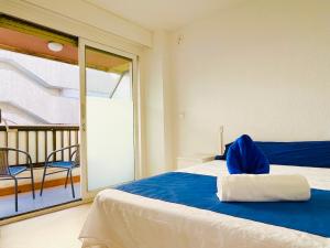 阿利坎特Guest House Leo的一间卧室设有一张床和一个阳台