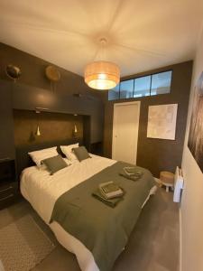 sypialnia z dużym łóżkiem i lampką w obiekcie Bambou - Centre historique - parking Hôtel Dieu w mieście Bourges