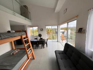 um quarto com beliches e uma sala de jantar com uma mesa em Sereni San Bernardo Hotel Playa em San Bernardo del Viento