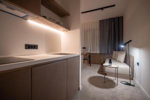 una cucina con un letto e un tavolo in una stanza di Bloom Suites a Pristina