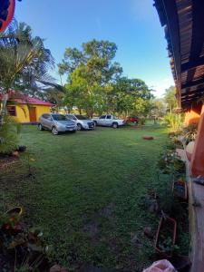 eine Gruppe von Autos, die auf einem Hof geparkt sind in der Unterkunft Magnificent Private Room Near Airport #1 in Comayagua
