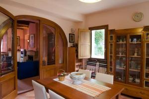 comedor con mesa de madera y sillas en 2 bedrooms house with jacuzzi enclosed garden and wifi at Decollatura, en Decollatura