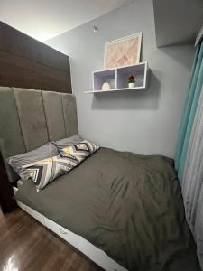 Łóżko w małym pokoju z: w obiekcie Apartment in Air Residences, Makati with wifi, Netflix, pool, mall and more w mieście Manila