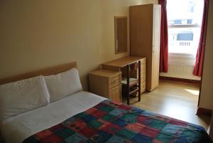 Postel nebo postele na pokoji v ubytování Carlton Hotel