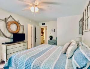 Schlafzimmer mit einem Bett und einem Deckenventilator in der Unterkunft Sundial 2C by ALBVR - Great Views - Great Location and Amenities in Gulf Shores