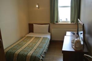Postel nebo postele na pokoji v ubytování Carlton Hotel