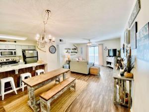 eine Küche und ein Wohnzimmer mit einem Tisch und einem Sofa in der Unterkunft Sundial 2C by ALBVR - Great Views - Great Location and Amenities in Gulf Shores