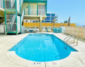 - une piscine d'eau bleue dans un bâtiment dans l'établissement Sundial 2C by ALBVR - Great Views - Great Location and Amenities, à Gulf Shores