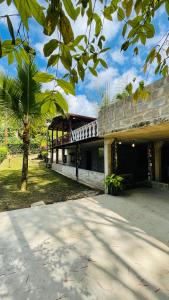 un bâtiment avec un palmier devant dans l'établissement Cabaña El Arenal San Rafael Antioquía, à San Rafael 8 autres photos