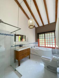 Un baño de Finca Hotel Guadalupe 90 fotos más