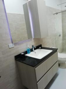 uma casa de banho com um lavatório, um WC e um espelho. em ALAMEDA MI DESCANSO em Carmen de Viboral