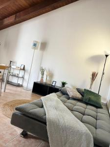 a living room with a couch in a room at Intero Appartamento Ristrutturato - Voghera in Voghera
