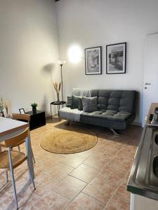 沃蓋拉的住宿－Intero Appartamento Ristrutturato - Voghera，客厅配有沙发和桌子