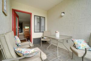 ein Wohnzimmer mit Stühlen, einem Tisch und einem Tisch in der Unterkunft Gatlinburg Condo with Mountain Views and Pool Access in Gatlinburg