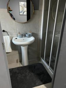 Ubuntu Lifestyle Estate في كروغرسدورب: حمام مع حوض ودش مع مرآة
