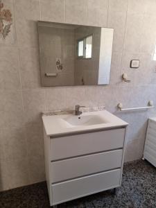 Ένα μπάνιο στο Apartamento puerto
