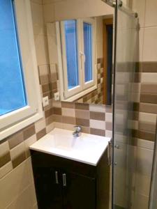 Et badeværelse på Charming house in Arnedillo with terrace + 8 billeder