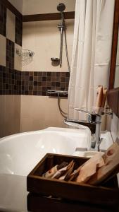 y baño con bañera y lavamanos. en Il Rifugio del Brigante en Sante Marie