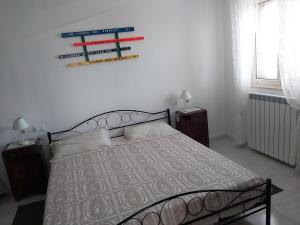 een slaapkamer met een bed en een thermometer aan de muur bij Marpe' casa vacanze in San Vito Chietino