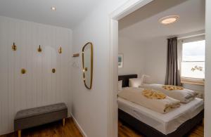 - une chambre avec un lit et une fenêtre dans l'établissement Meeresrauschen, à Westerland