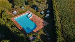 Bazén v ubytovaní Residence Il Melograno alebo v jeho blízkosti
