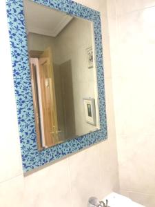 un espejo de baño con un patrón azul y blanco en la pared en 2 bedrooms apartement with city view balcony and wifi at Ciudad Real, en Ciudad Real